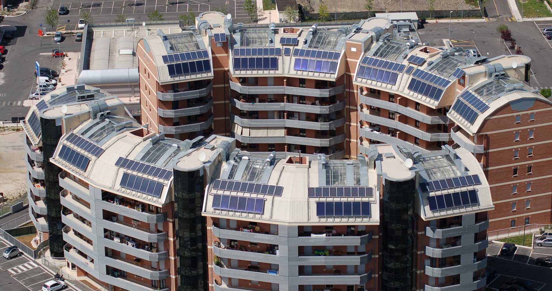 Voglio un impianto fotovoltaico ma vivo in un condominio. Cosa posso fare